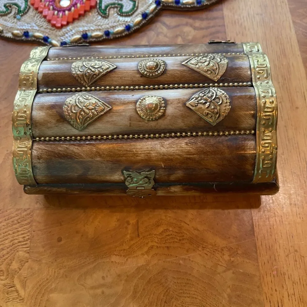 Vintage Horn-Inlay Trinket Box with Brass Accents & Velvet Lining – 6.5”